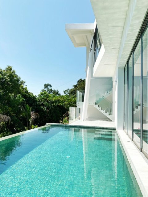 Zwei zeitgenössische Villen mit Meerblick – Preis auf Anfrage