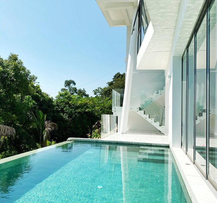 Zwei zeitgenössische Villen mit Meerblick – Preis auf Anfrage