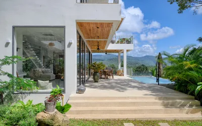 Zwei Premium-Poolvillen mit Meer- und Bergblick