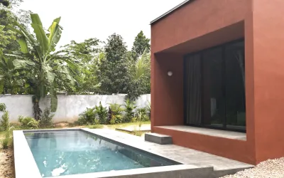 Brandneue, von einem Architekten entworfene Villa mit Blick auf einen Kautschukwald