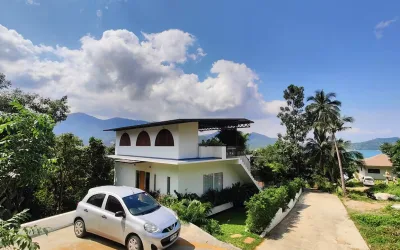 Stilvolle 2-Schlafzimmer-Poolvilla mit Dachterrasse und Meerblick